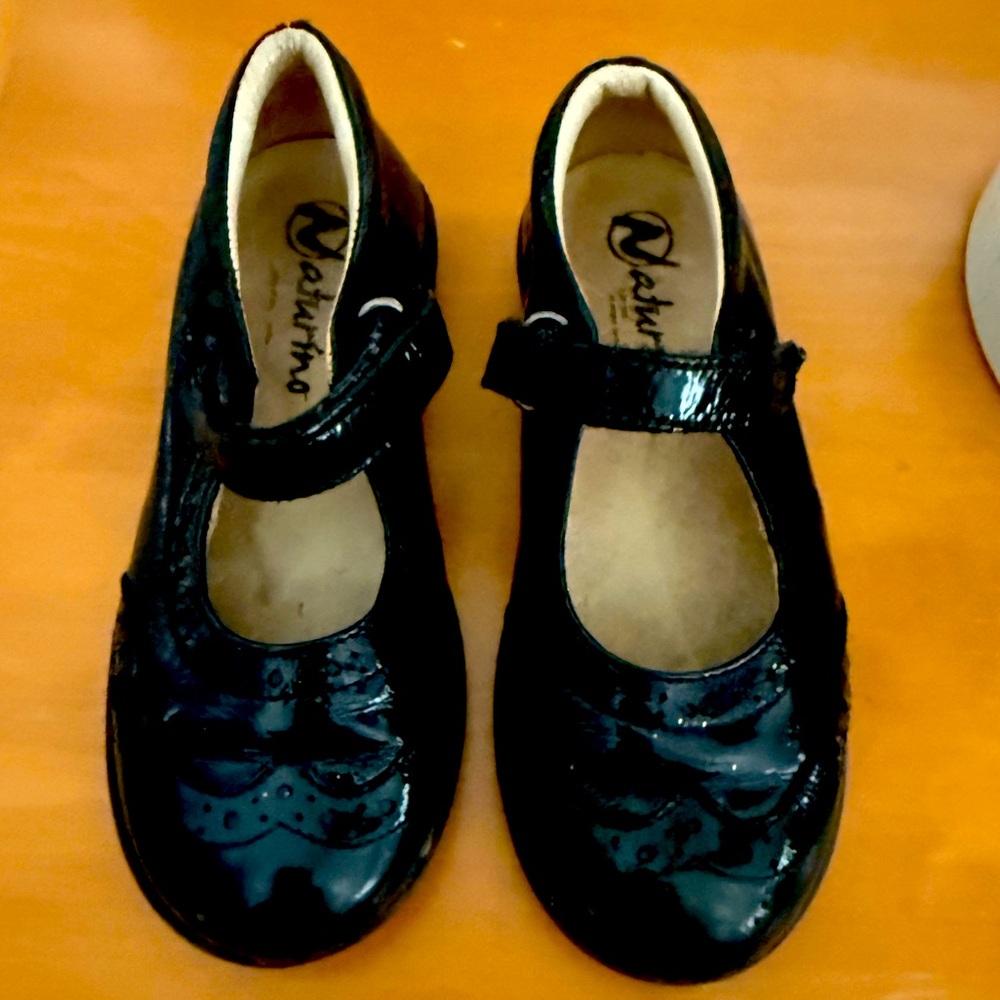 Naturino little girl dress shoes in Black